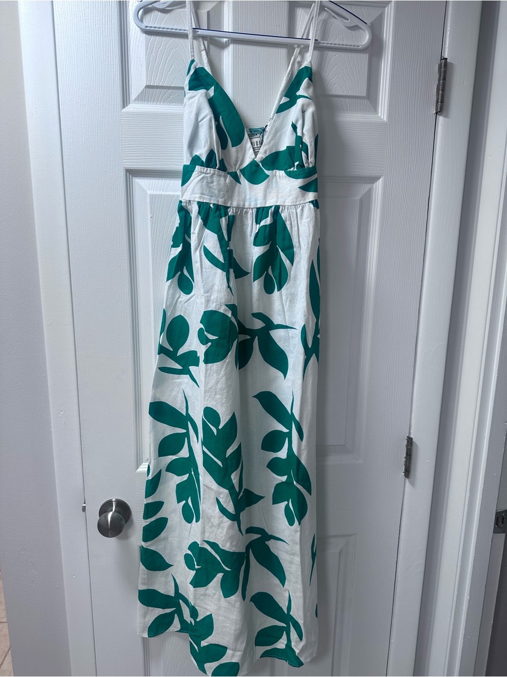 Leaf-Print Maxi Dress in green and White